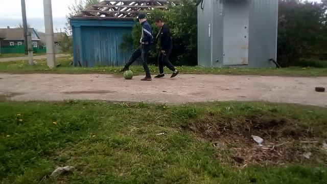 Играем в мяч с другом. смотреть онлайн