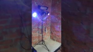 Стойка с световыми приборами.