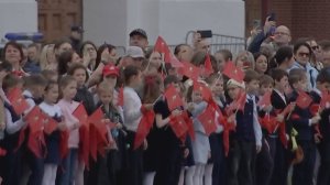На Красной площади коммунисты повязали школьникам пионерские галстуки / События на ТВЦ