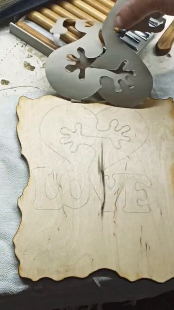 Сердечные обнимашки 💞 #резьба #лобзик #сердце #любовь смотреть онлайн