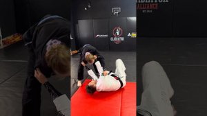 Yoko tomoe nage - бросок с упором стопы в живот