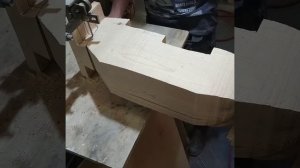 Самодельная ленточная пила в работе.