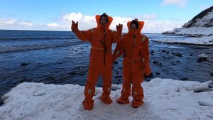 Вода + 1 градус. Решили искупаться в Татарском проливе. Айс Флоатинг. #СахТерра #Сахалин #trip