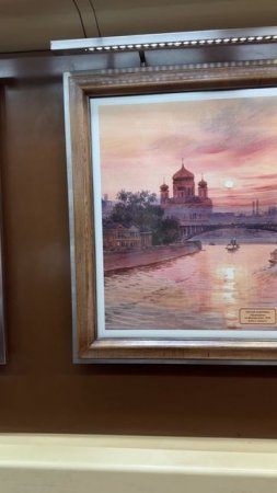 Картинная галерея в Московском метро.