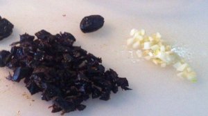 Куриные рулетики с черносливом и овощами