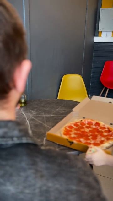 Включаем режим не беспокоить и наслаждаемся пиццей🍕