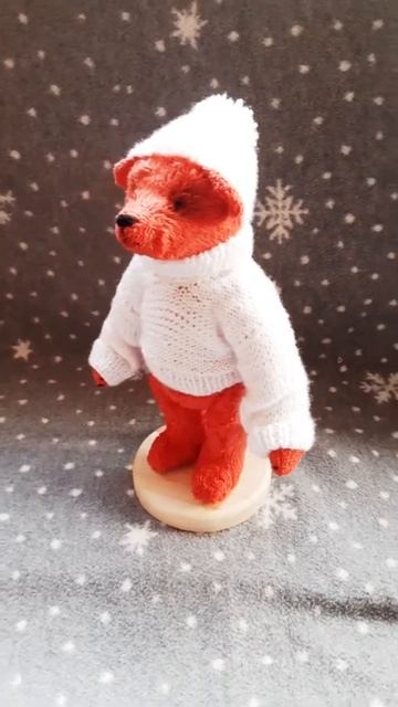 Мишка примеряет подставку смотреть онлайн