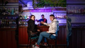 За барной стойкой