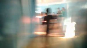 бегающий пацан в трусах