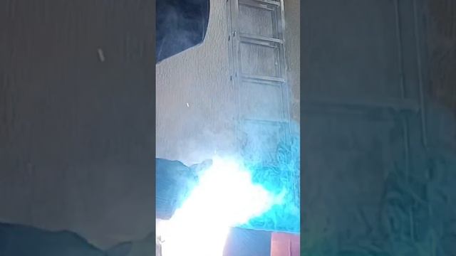 Прожигаю отверстия в мангале.#shorts #shortvideo #welding #georgia 🇬? смотреть онлайн