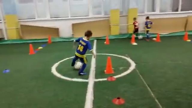 Детский футбол. Отрабатывает ведение мяча и удар. смотреть онлайн
