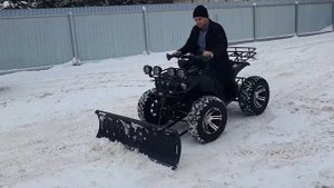 После настройки контроллеров электроквадроцикла с лопатой, чистим снег.