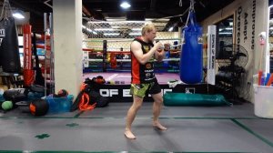 Кикбоксинг тренировки. Работа ногами назад. Удар ного?