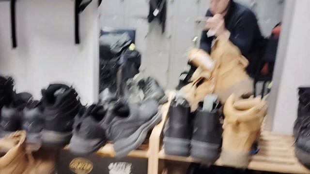 Зачем резать коробки весь день и сколько за это платят смотреть онлайн