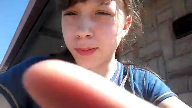 Стойка на руках возле стены и показ подарков на день р? смотреть онлайн