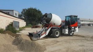 Самоходная бетономешалка с автоматической загрузкой