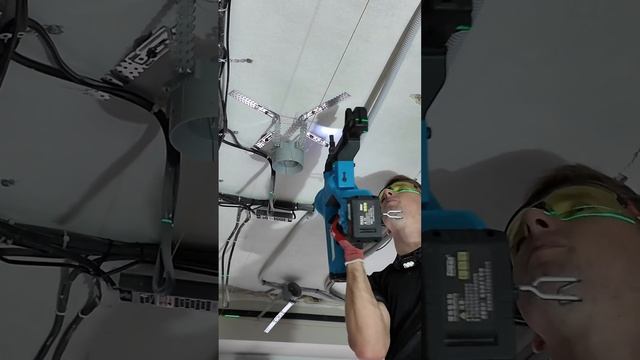 Работа с монтажным пистолетом в натяжных потолках! смотреть онлайн