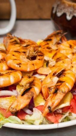 Салат с тигровыми креветками и апельсинами