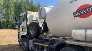 Заливка бетона в опалубку миксером с телескопическим