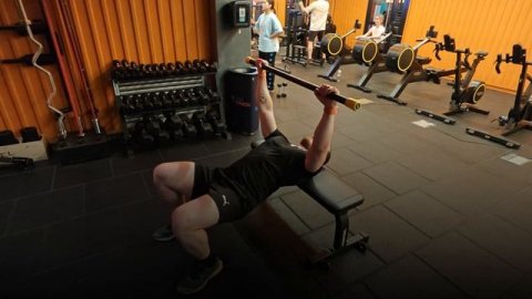 Пуловер со штангой, техника выполнения упражнения.