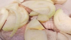 Запеченные окорочка в рукаве с майонезом и луком