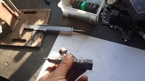 Станок для расклёпки и заклёпки цепи бензопилы.