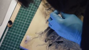 Бью тату на искусственной коже | Как стала татуировщиц