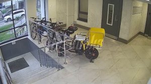 ВОР В ШЛЯПКЕ: в ЖК "Современник" вор в шляпе и очках решил украсть велосипед. И он украл.
