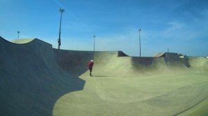 Катание на роликовых коньках в скейт-парке