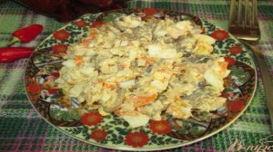 Салат с грибами, курицей и яйцом