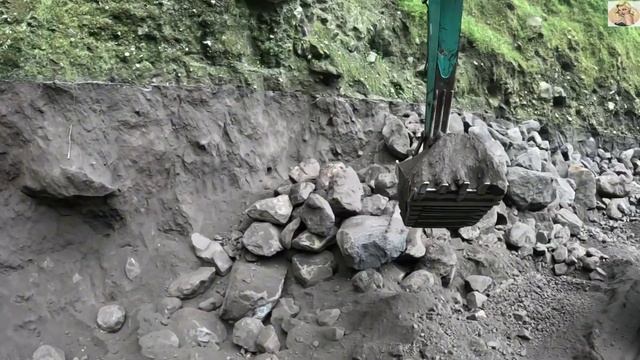 Строительство, экскаватор копает чёрный  песок