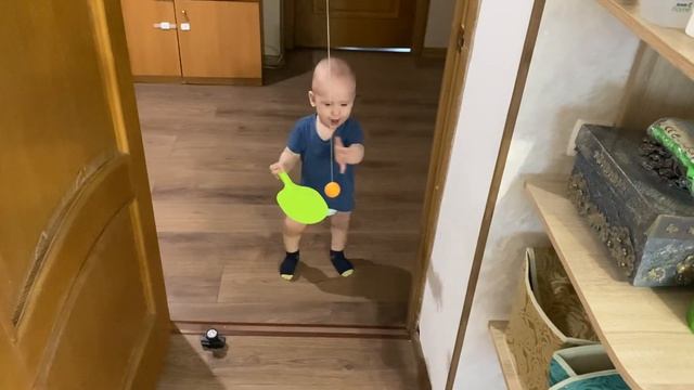 Играем в лягушку мячик и ракетка Ребенок 13 года