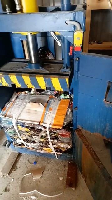 Гидравлический пресс, прессуем пластик #север #работа смотреть онлайн