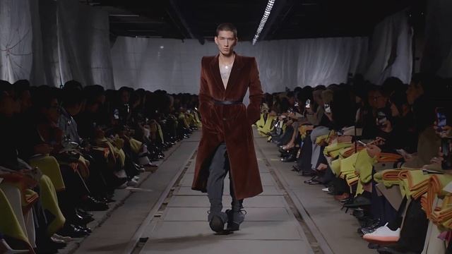 Alexander McQueen Париж мода Осень 2024 Зима 2025 | Одежда и аксесс? смотреть онлайн