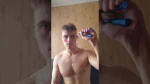 Сжимаю эспандер ( как могу )