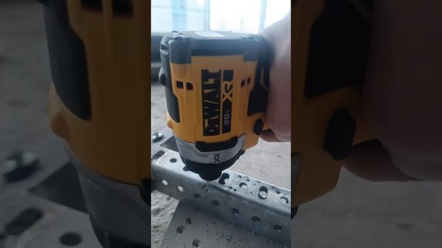 сверление отверстий 2.5 мм винтоверт DeWalt Dcf 860