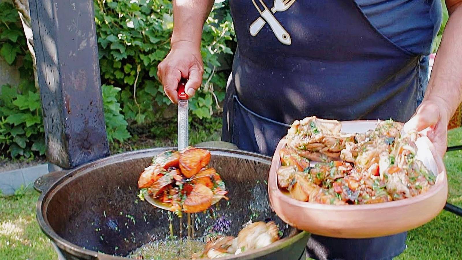 КУРИЦА с КАРТОШКОЙ в казане на костре