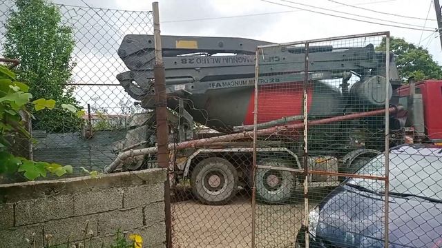 Огромная бетономешалка пытается проехать в переулоче смотреть онлайн