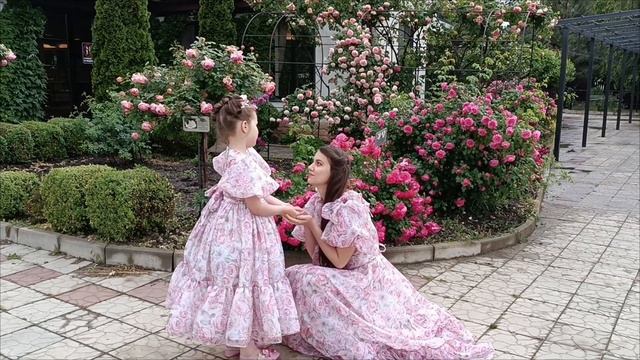 Сестренки в розовом саду.Новые летящие цветочные плат смотреть онлайн