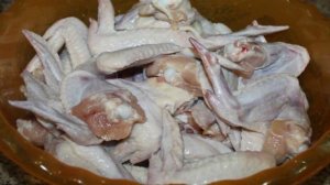 Крылья куриные маринованные в майонезе с чесноком