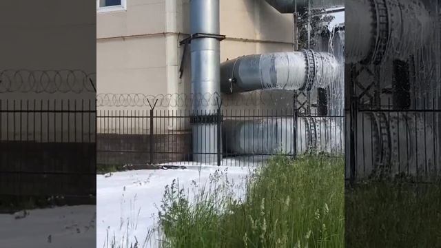На Октябрьской набережной из насосной станции потекл?
