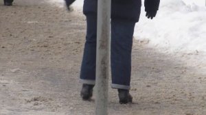 ПЬЯНАЯ ЖЕНЩИНА ШАТАЯСЬ ИДЕТ ПО УЛИЦЕ