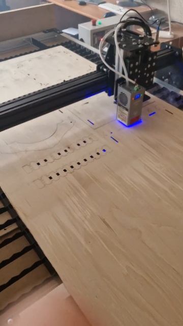 Лазерная резка на станке 1000x1200 смотреть онлайн