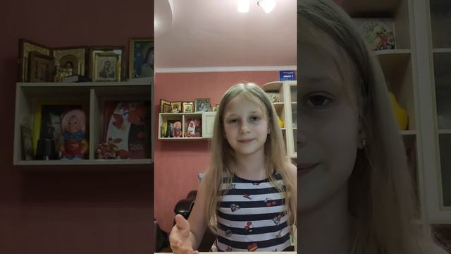 Показываю новую канцелярию для школы