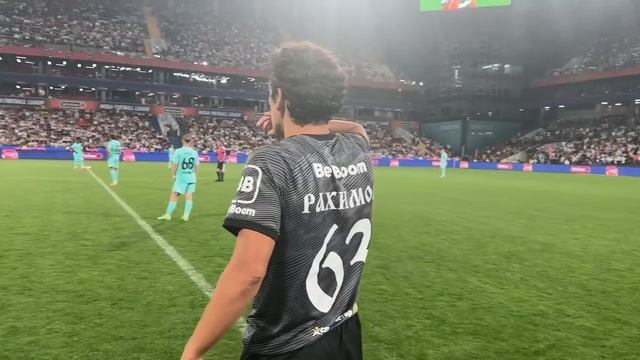 АЛИШЕР ВЫХОДИТ НА ПОЛЕ ЧТОБЫ ВЫБИТЬ МЯЧ В АУТ смотреть онлайн