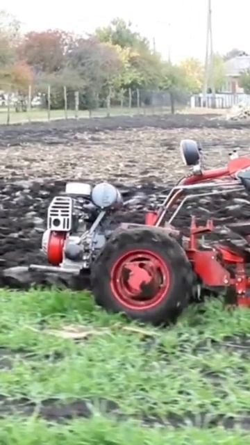 Мотоблок пашет сам..Малиновая лада. смотреть онлайн
