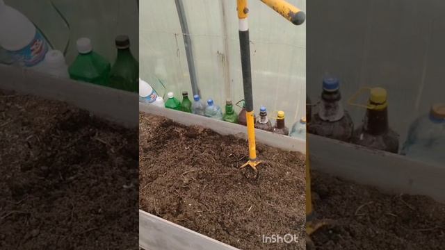 Подготовка почвы в теплице для пересадки рассады