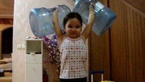 девочка поднимает штангу.MPG