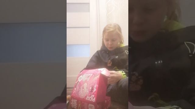 показываю бокс с азиатскими сладостями. смотреть онлайн