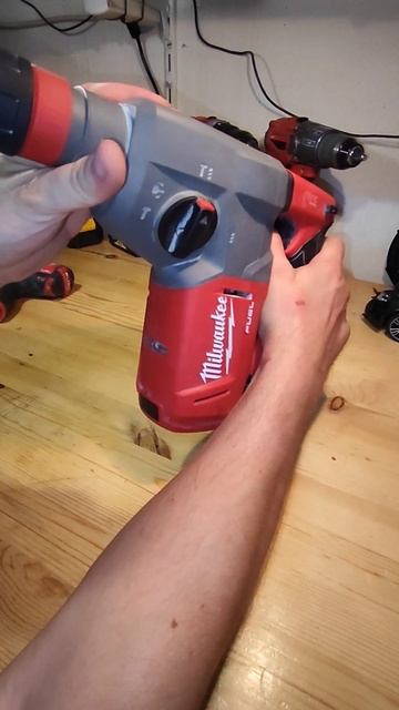 на Dewalt DCH 133 тоже можно сделать такое. на кнопке есть 2 к? смотреть онлайн